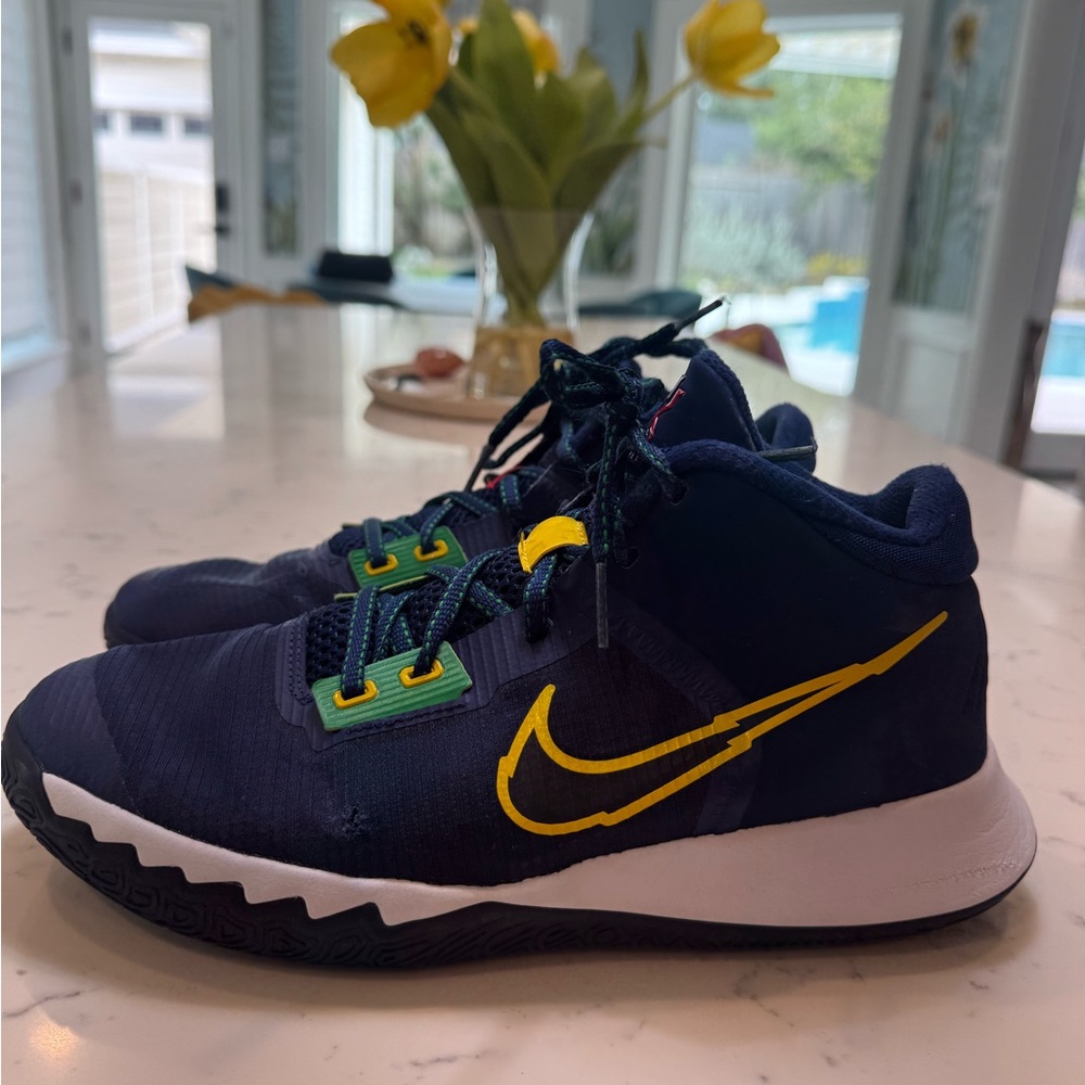 Nike Kyrie Flytrap 4 boys sneakers 7Y